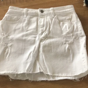 Jeanskjol hollister  - Vit jeanskjol från hollister. Använd enstaka gånger! Storlek w26. 