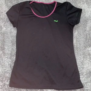 Träningströja🖤 - Svart träningströja med rosa hals och ett grön märke. Den är helt oanvänd!🥰
