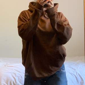 Egenfärgad hoodie från lager 157. Fint skick och knappt använd😊 frakt tillkommer