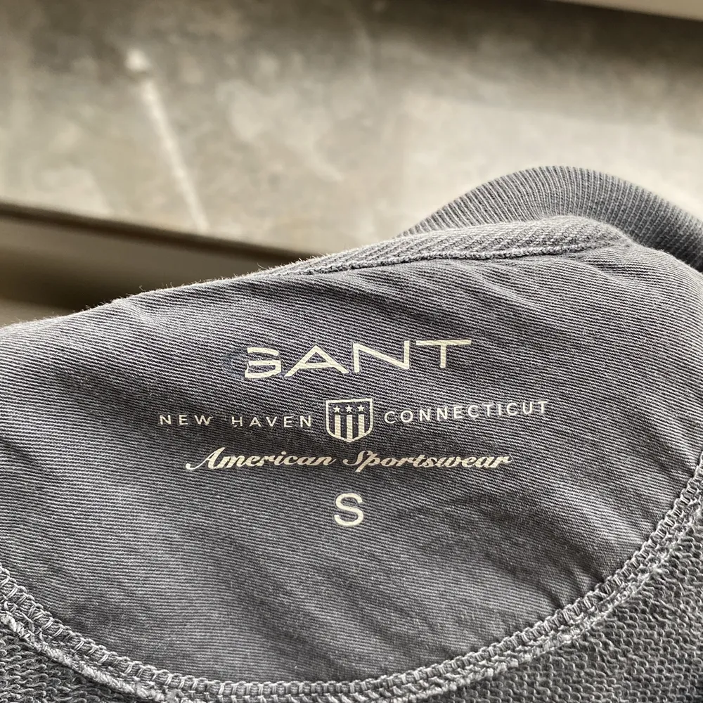 Använd sweatshirt från Gant i tvättad svart/grå färg. Storlek S, passar mig som burkar ha strl 36/38. Tröjor & Koftor.