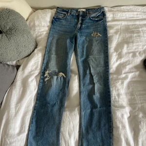 Jeans från Zara - Superfina jeans från Zara i fint skick som tyvärr blivit lite för små för mig. Rak modell och långa i benen (passar mig i längd och är 170) Sista bilden ger färgen mest rättvisa! 