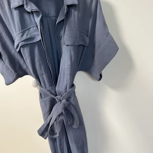 Blå Byxdress - En blå byxdress, bättre bilder på kan skickas. Storlek 32, men passar 34. Köpt på hm.