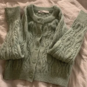 Kofta Zara - Jättefin grön kofta från Zara i storlek S! Lånade bilder och köpt här på plick💚💚 köpare står för frakt!!