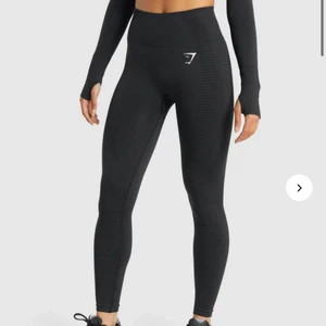 Gymshark tights  - As snygga träningstights från Gymshark, är i mycket fint skick.  Frakt tillkommer på 66kr  Köpta för 650 och säljer för 300😍  På bilden har jag samma modell men i färgen grå 😍