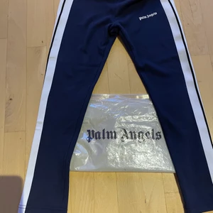 Palm Angels - Nya Palm Angels byxor storlek 12y (ca 150cm ) navy ,köpt på rean från cettire. Tyvärr för små för min kille . 
