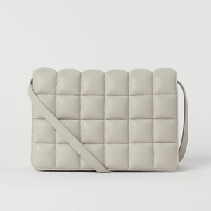 Axelremsväska beige  - Axelremsväska i beige 