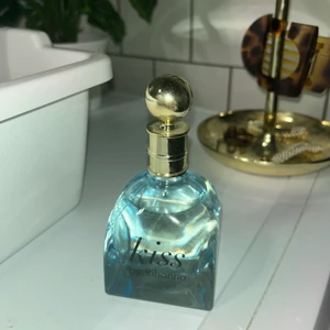 Kiss Rihanna - Knappt använd. 100ml.💕 (doftar inte som jag trodde på min hudtyp.) Nypris: 470kr. 