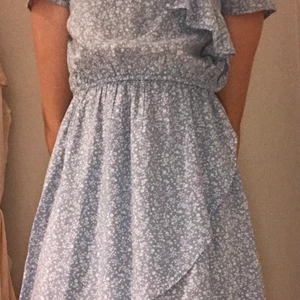 Ljusblå klänning - En jätte fin nästan oanvänd ljusblå klänning från märket Hampton Republic i storlek 146