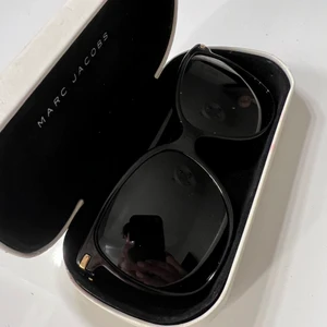 👻 MARC JACOBS SOLGLASÖGON - Hej✨ Jag säljer mina svarta klassiska supersnygga Marc Jacobs solglasögon. Säljes pga att jag inte använder dessa längre. Inköpta på synsam. I väldigt fint skick! 🖤 Pris kan diskuteras vid snabb affär! 