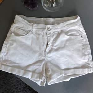 Vita shorts i fint skick. Knappt använda! 🥰