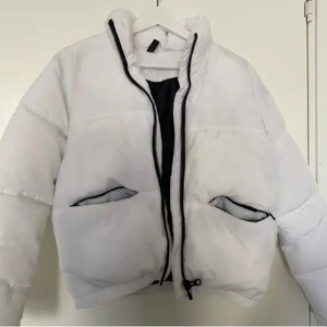 Jacka - Superfin vit puffer jacka med svarta detaljer. Nästan helt oanvänd. Säljer då den inte kommer till användning. Skriv för fler bilder💛