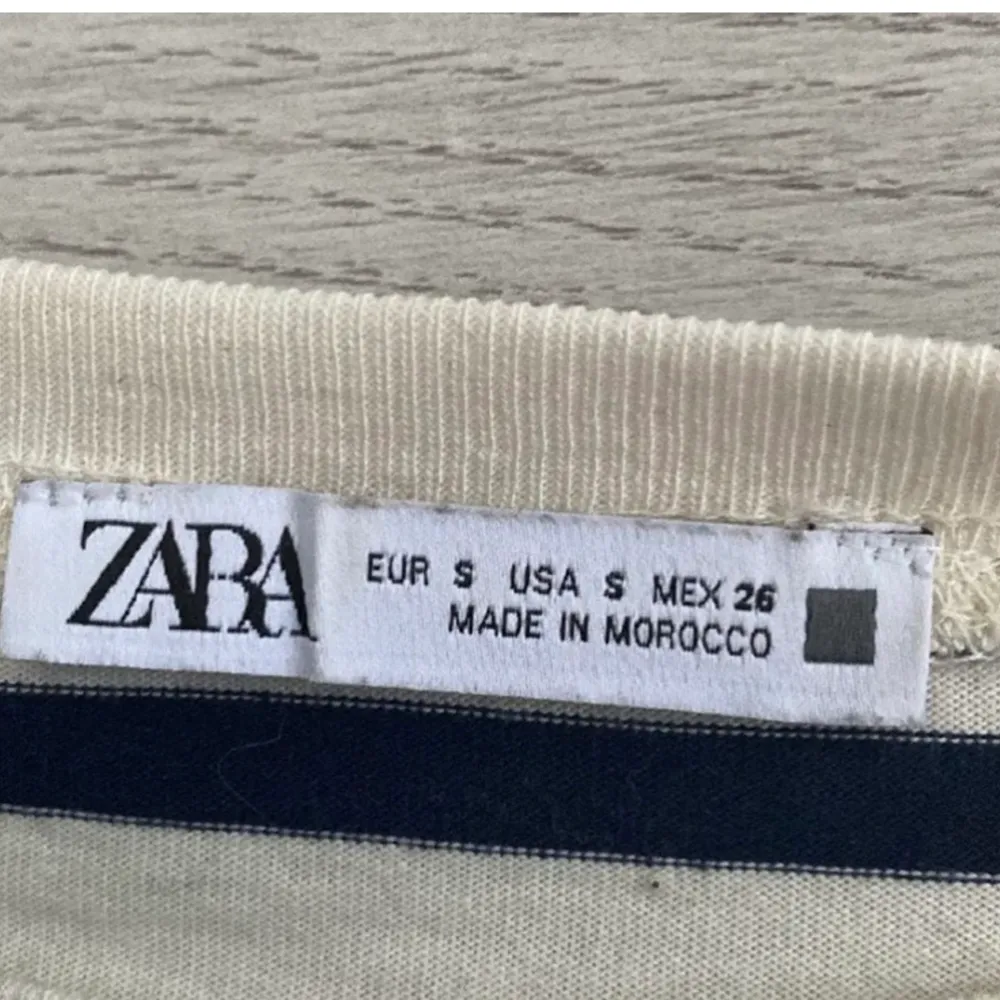 Säljer nu denna volang tröja från zara då den inte kommer till användning. Använd ca 2 gånger slutsåld på deras hemsida. Orginal pris 169kr☺️☺️☺️. T-shirts.