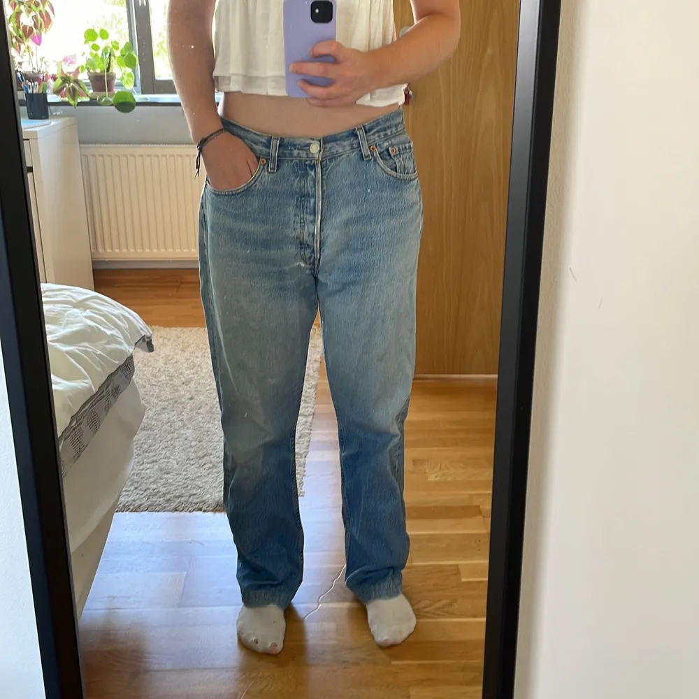 Lågmidjade Levi’s jeans i okänd storlek, men skulle säga M-L. Jag har storlek S så om man vill att dem ska sitta löst funkar det också. Har ett hål under rumpan (se sista bilden). Väldigt snygg färg, de första två bilderna visar färgen bättre än den sista. Jeans & Byxor.