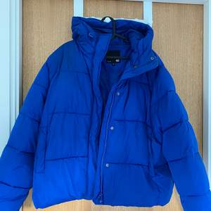 Blå dunjacka från lager 157, använd sparsamt och är i mycket fint skick! Varm och skön jacka till vintern 💓 strl M