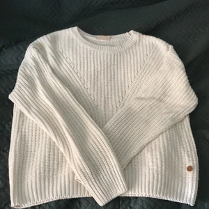 Vit stickad tröja  - Fin vit stickad tröja! Fint skick, bara lite knottrig där av proset! Super härlig nu inför hösten!❤️ Den är i barnstorlek men skulle nog tro att den passar dig som har xs! 