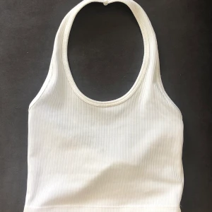 Söt topp från HM - En jättefin vit topp från HM i storlek S, i väldigt gott skick, prislappen sitter kvar💞  trots att den är jättefin har den aldrig kommit till användning tyvärr, säljer därför den 💞 skriv till mig privat för frågor osv 💞