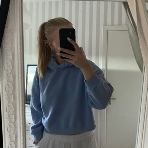 Blå hoodie  - Ljusblå hoodie från lager 157, använd fåtal gånger men fortfarande i bra skick!💕