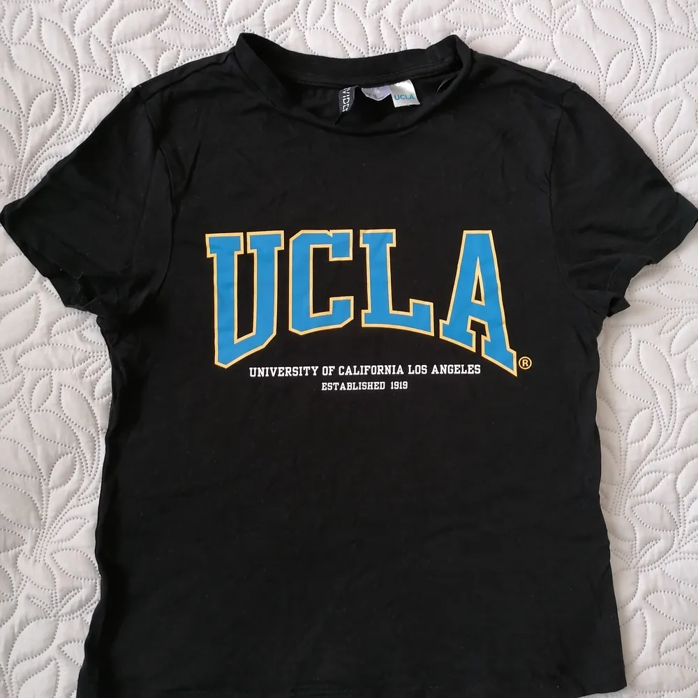 svart UCLA t-shirt. T-shirts.