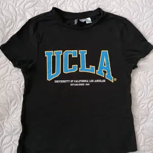 svart UCLA t-shirt