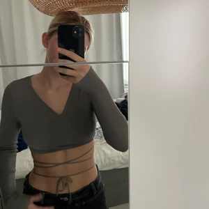 Zara tröja - Superfin grå tröja från Zara, som går att knyta på flera olika sätt. Använd få gånger. 