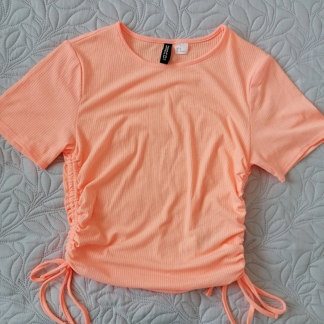 fluorescerande orange skjorta