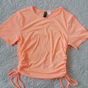fluorescerande orange t-shirt justerbar i midjan och resår 
