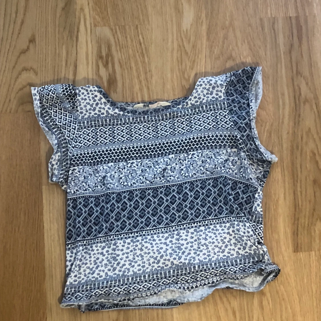 Ljusblå croppad too med mönster på - 91