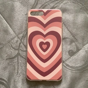 Mobilskal - Säljer nu ett jättefint mobilskal som är då köpt ifrån shein, storleken på denna mobilskal är 8Plus och kommer kosta 15kr + frakt💞. Paketet är tyvärr inte spårbart💕