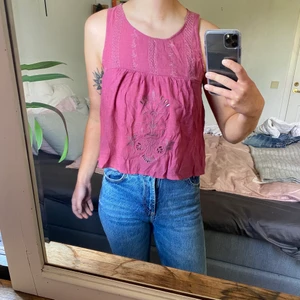 Kortare linneblus  - Storlek s men passar även m. Aldrig använd köpt för flera år sen. Fantastiskt Lila/rosa färg