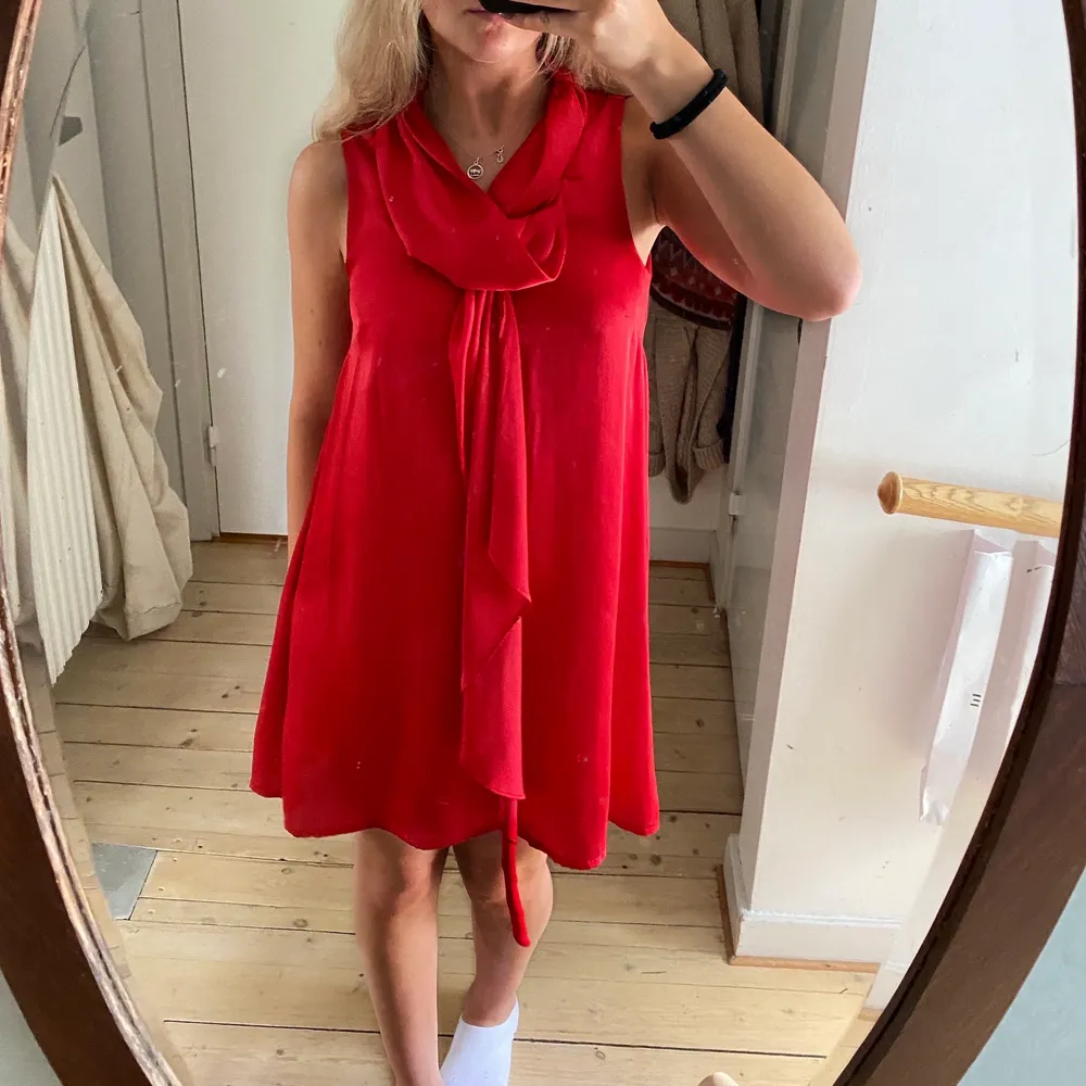 Så snygg röd siden klänning. Storlek s 🌟. Klänningar.