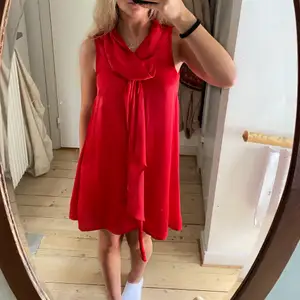 Så snygg röd siden klänning. Storlek s 🌟