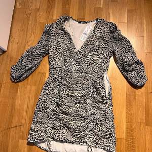 Ny klänning från Gina tricot. Storlek S. Nypris 399kr