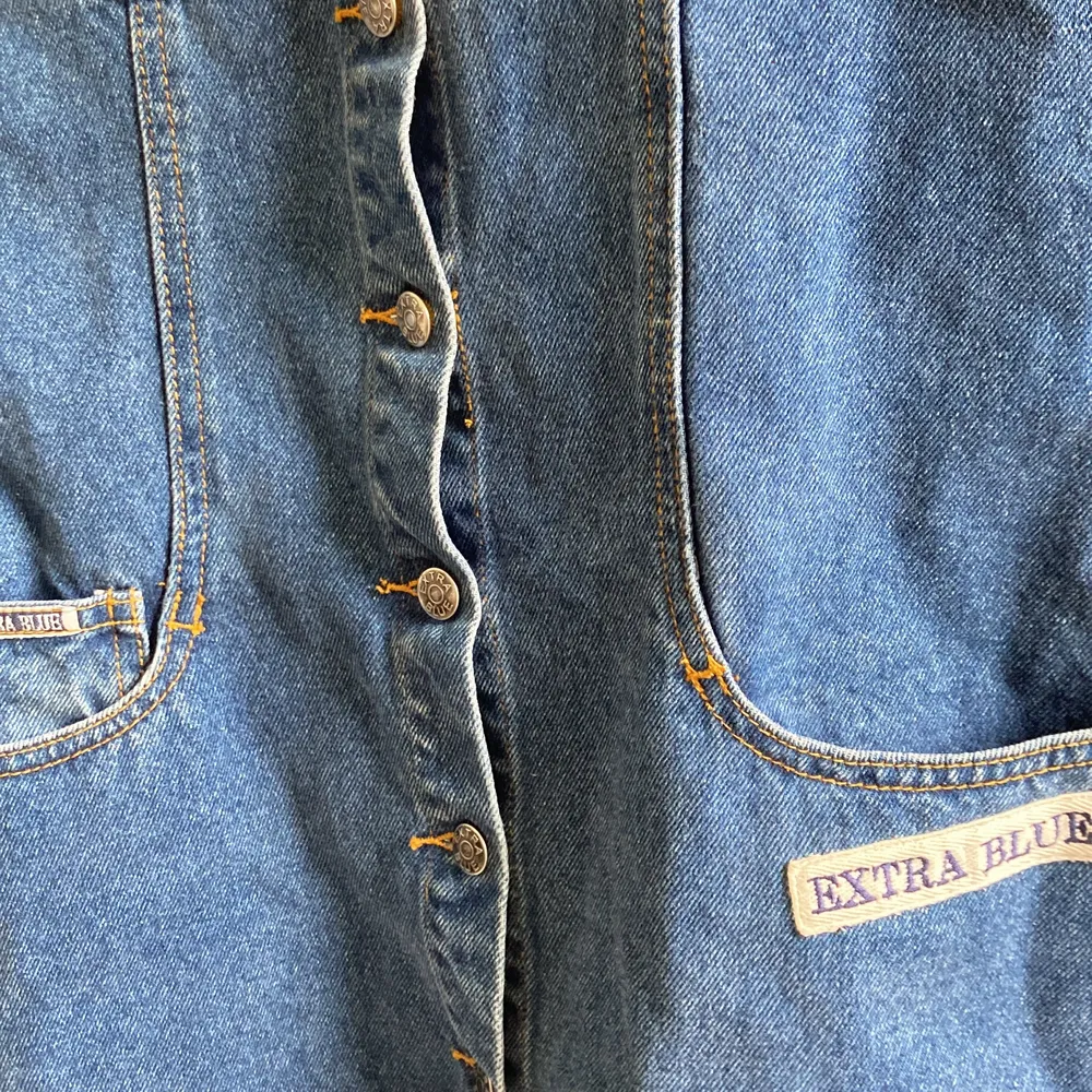 Hej på dig!  Säljer en Extra Blue jeans klänning med fickor och knappar. Fint skick och inte mycket använd. Går att ha en undertröja under.. Jeans & Byxor.