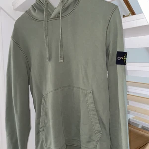 Stone island hoodie, M - Plagget är inköpt på NK i Stockholm och har använts varsamt fåtal gånger.  Cond 8/10  Pris går att diskutera vid en smidig affär