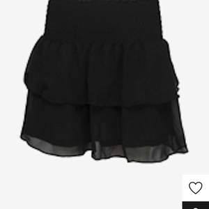 Säljer min jättefina kjol från chelsea. Nypris är 450kr. Den har ett litet hål längst ner.💕💕💕