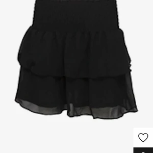 Chelsea kjol - Säljer min jättefina kjol från chelsea. Nypris är 450kr. Den har ett litet hål längst ner.💕💕💕