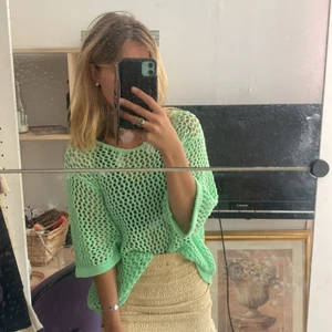 Grön tröja - Unik grön tröja. Storlek 40/42 men passar fler storlekar