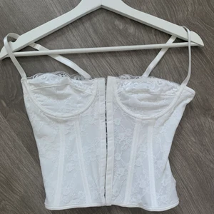 Korsett - Vit spets korsett topp Vid intresse eller frågor skriv privat!  Köparen står för frakt! ❤️