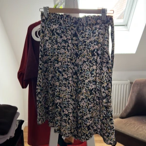 Lång kjol - Detta plagg är använt Max 5 gånger. Jag köpte kjolen förra året men sluta gilla kjolen så jag säljer den. Då kan kjolen komma till användning 