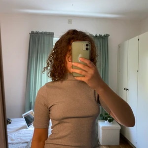 Grå t-shirt med krage - Perfekt tröja för att se stilren ut utan att vara för uppklädd💓 lätt att göra en bra outfit av!! Tröjan är s men jag är M och den passar jättebra🙏