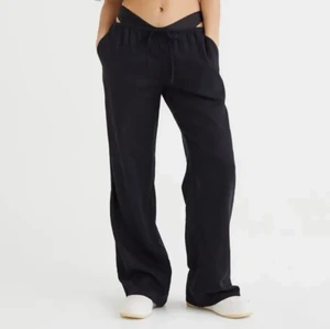 Lågmidjade linnebyxor  - Säljer dessa slutsålda lågmidjade linnebyxor från H&M. Köpte de när jag var i Tyskland för typ 3 veckor sedan. Storlek XS! Budet startar på 150❤️