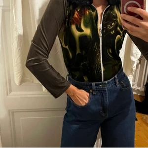 90s kofta med pälskrage - Sjukt snygg tröja/kofta i 90s stil! Med snyggt mönster och pälskrage i fuskpäls. Sitter väldigt fint på. Köpt här på plick men passar tyvärr ej mej längre. Bilder lånade från ursprungsinlägget ✨ 