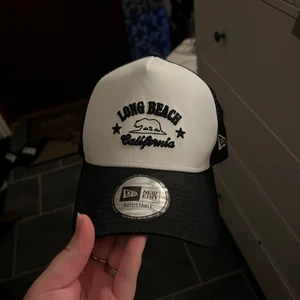 New era keps - Jätte snygg new era trucker keps med snyggt motiv på. Köpt från zalando för ca 1 år sen. Använd ett fåtal gånger så kepsen är i mycket bra skick. Köparen står för frakten :)