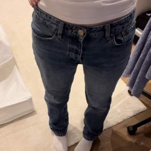 LÄS BIO Blåa zara midrise jeans i toppenskick! köpta för 399kr förra höste på zara men knappt använda💞 Vid många intresserade startas budgivning❤️ passar mig (men lite små) som är 173 och brukar ha strlk 36 pga de är små i storleken Säljer svarta också!