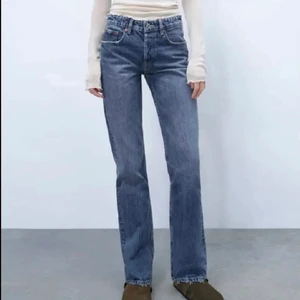 Midrise jeans zara  - Säljer dessa jätte snygga midrise jeansen från zara i den mörkare blåa tvätten. Storlek 38 men passar mig som vanligtvis har 36 perfekt. Använda 1 gång. Skriv för flera bilder🤍🤍  TRYCK EJ PÅ KÖP DIREKT! 
