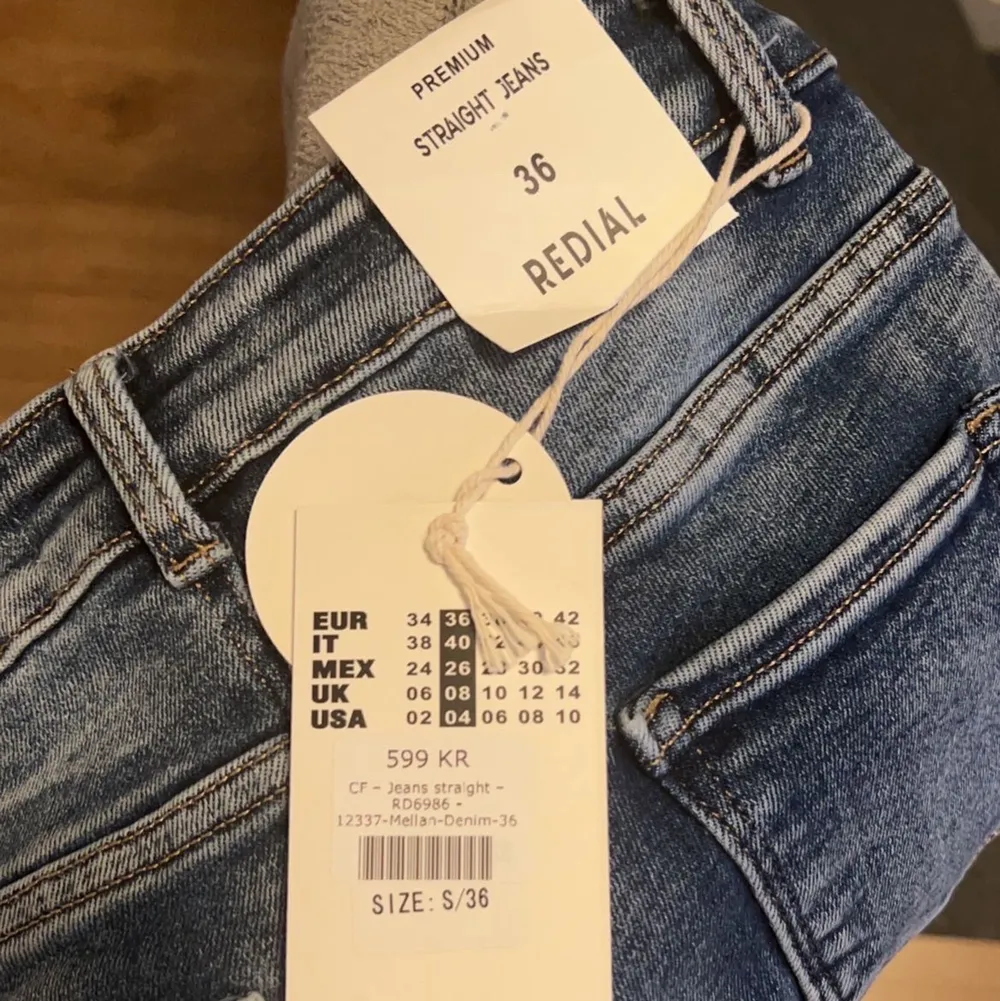 Oanvända jeans, säljes på grund av att jag råkat köpa två par. Jag är 161 cm lång och de slutar vid min ankel. ❤️❤️❤️ 400 + frakt  . Jeans & Byxor.