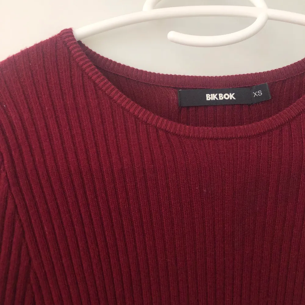 Ribbad kläning från bikbok i storlek xs. Endast använd en gång.. Mekot.