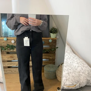 Helt nya svarta wida jeans  - Helt nya jenas med lappen kvar säljer då de är lite små på mig och inte  gick att skicka tillbaka. Frakt tillkommer 