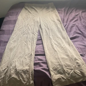 beiga byxor - Ett par byxor från zara, skulle säga att dom liknar linnebyxor. Använt dom få gånger och den är gott som ny💕storlek L men skulle säga att den passar som M också!