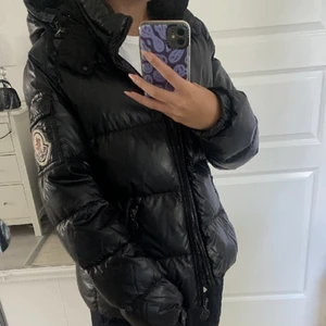 Moncler jacka  - Intressekoll på min moncler jacka💓 dunjacka i vintage modellen Himalaya💓dam modell så lite mer markerad midja💓 storlek 4 vilket motsvarar M men passar bra på mig med 36/S💓 fler frågor? Skriv gärna privat💓 är även öppen för byten mot cardigan eller annat💓